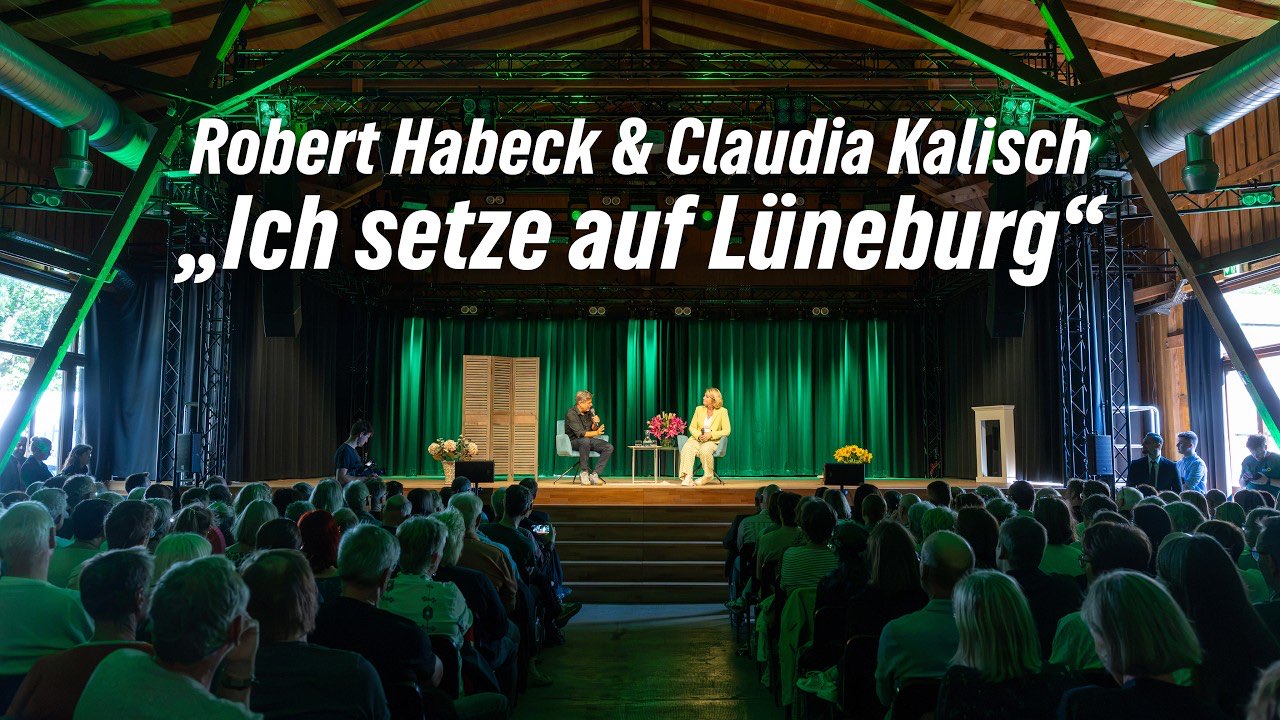 Voll besetztes Kulturforum Wienebüttel, auf der Bühne Robert Habeck und Claudia Kalisch im Gespräch